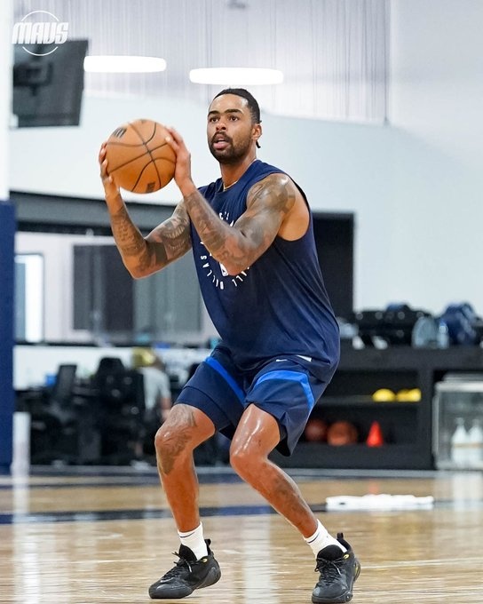 开练&amp;期待新赛季！独行侠官方晒新援拉塞尔多张训练照